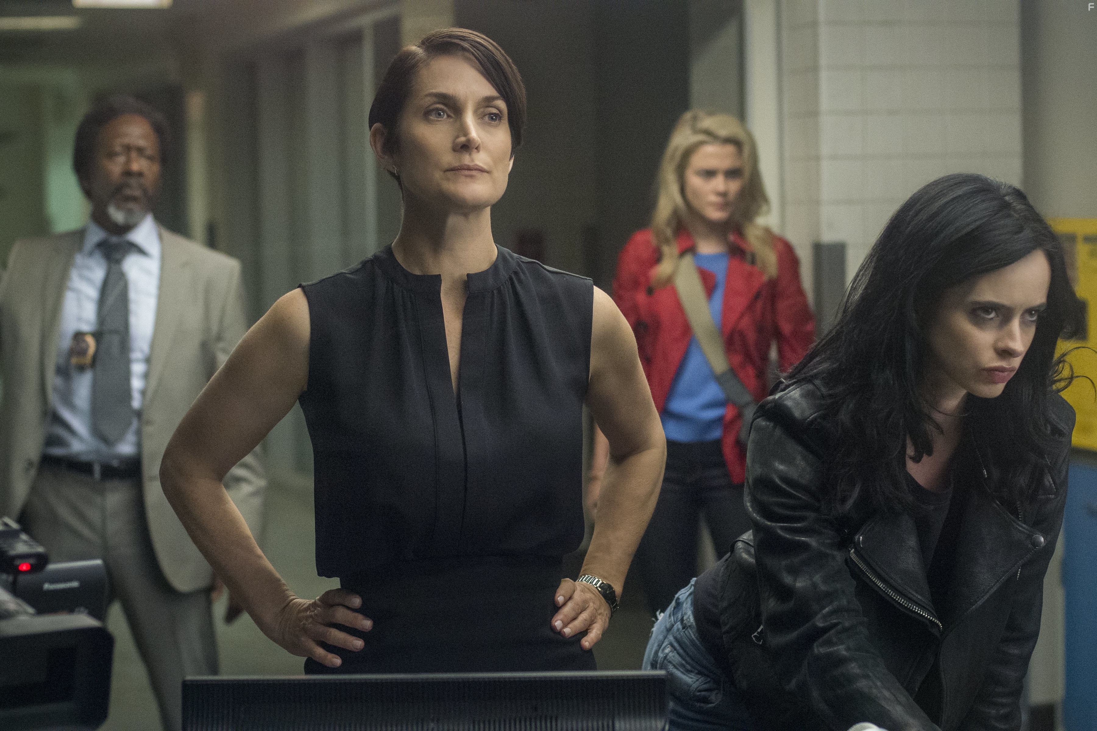 Carrie-Anne Moss, Clarke Peters, Krysten Ritter, and Rachael Taylor in Джессика Джонс (2015)