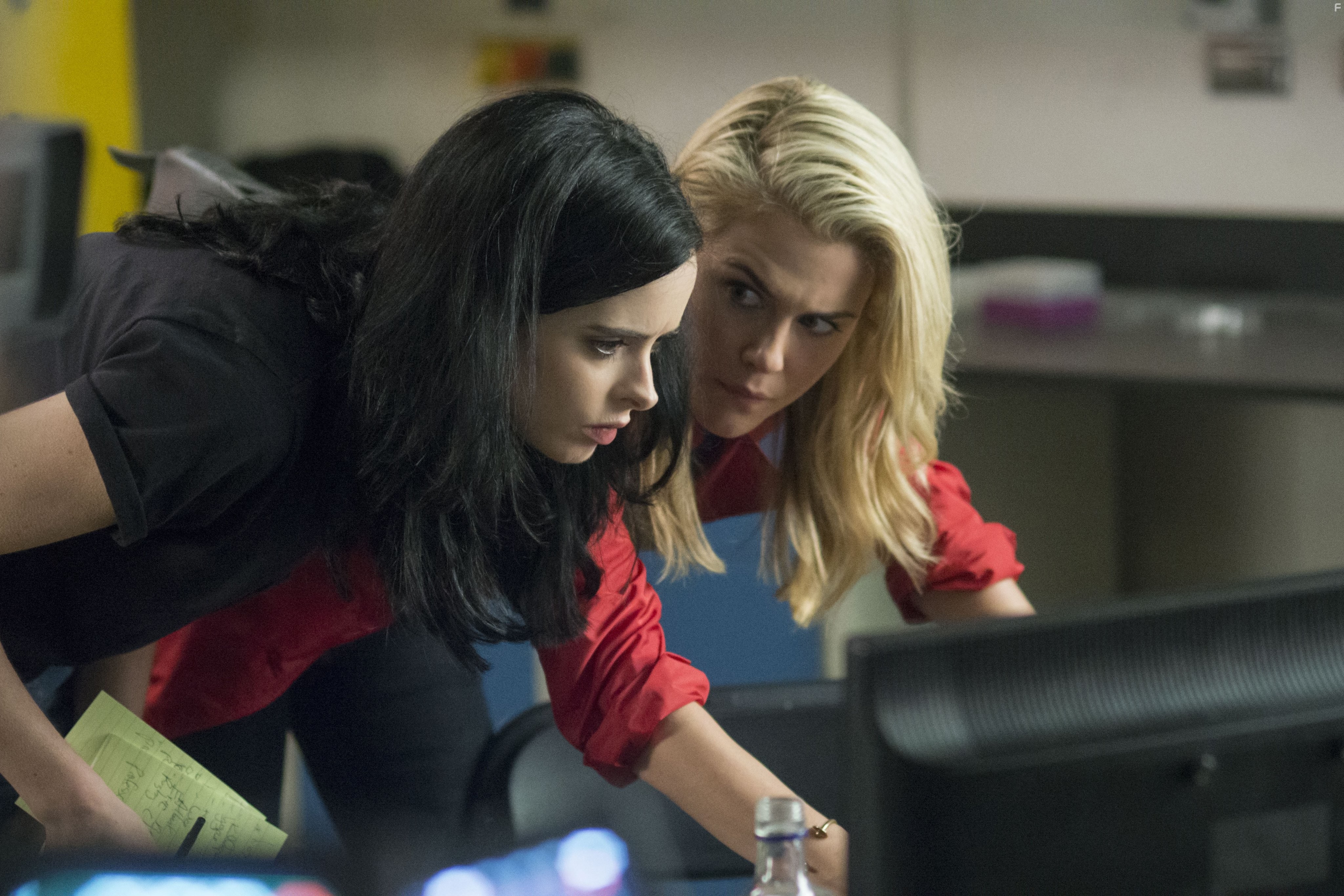 Krysten Ritter and Rachael Taylor in Джессика Джонс (2015)