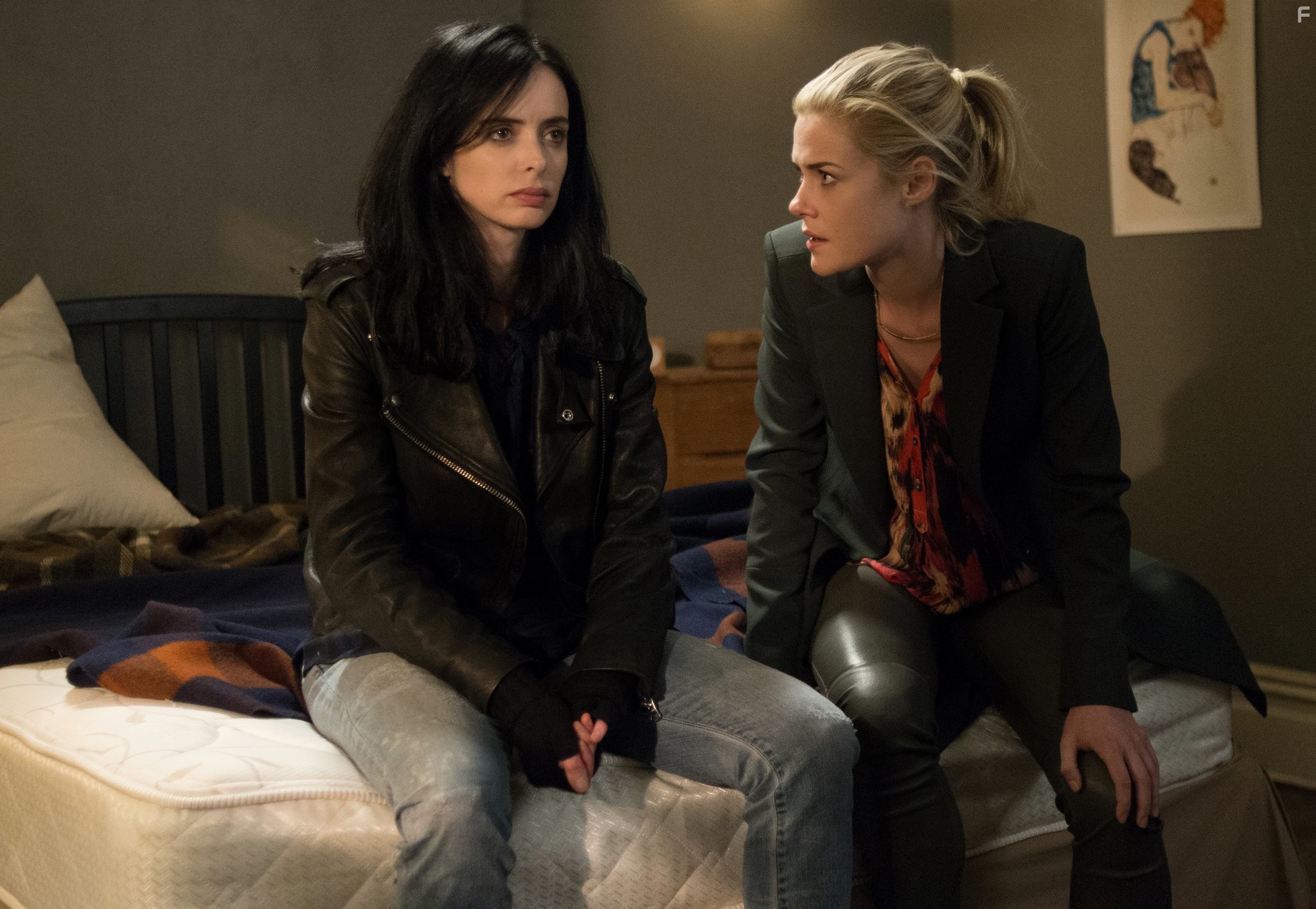 Krysten Ritter and Rachael Taylor in Джессика Джонс (2015)