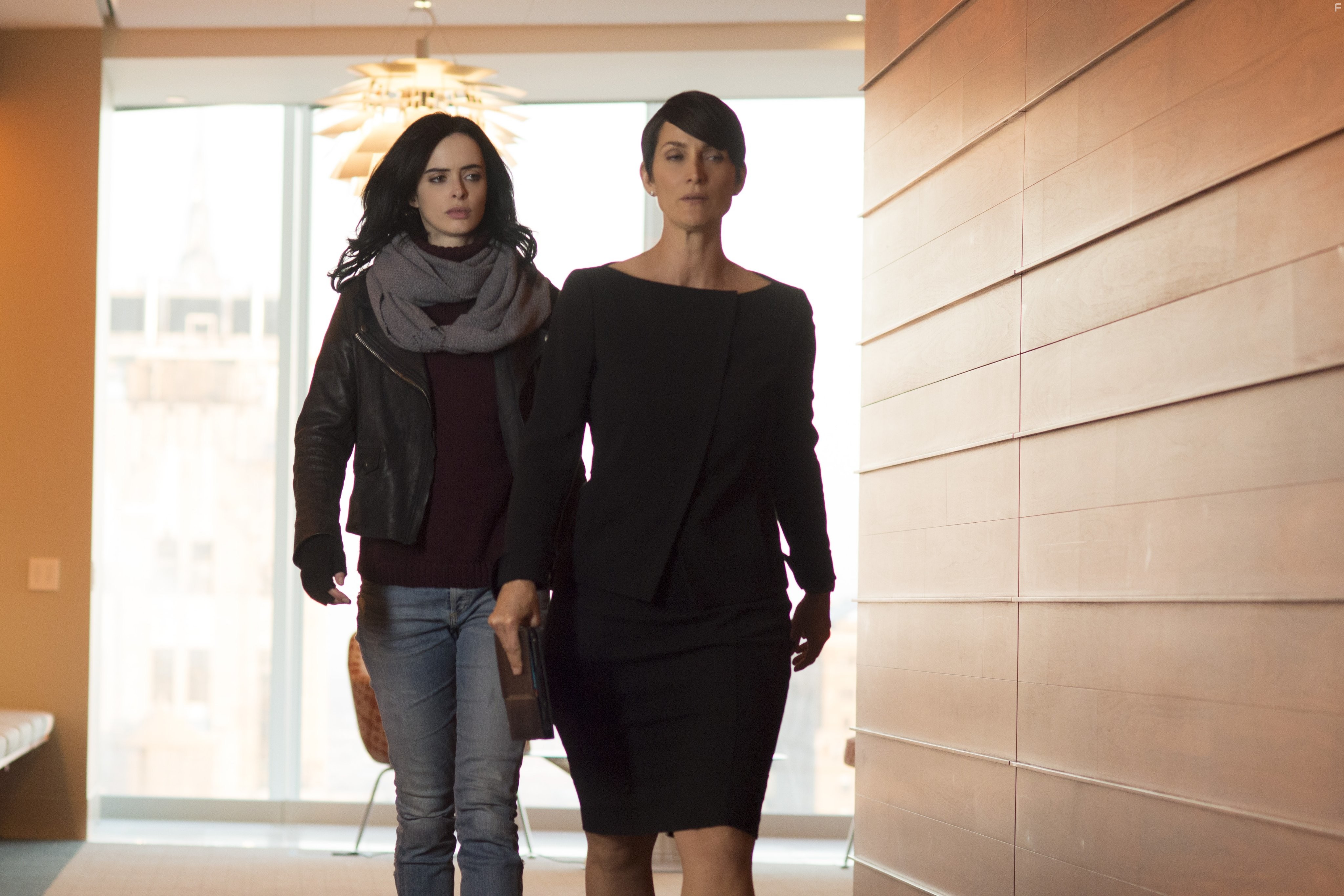 Carrie-Anne Moss and Krysten Ritter in Джессика Джонс (2015)