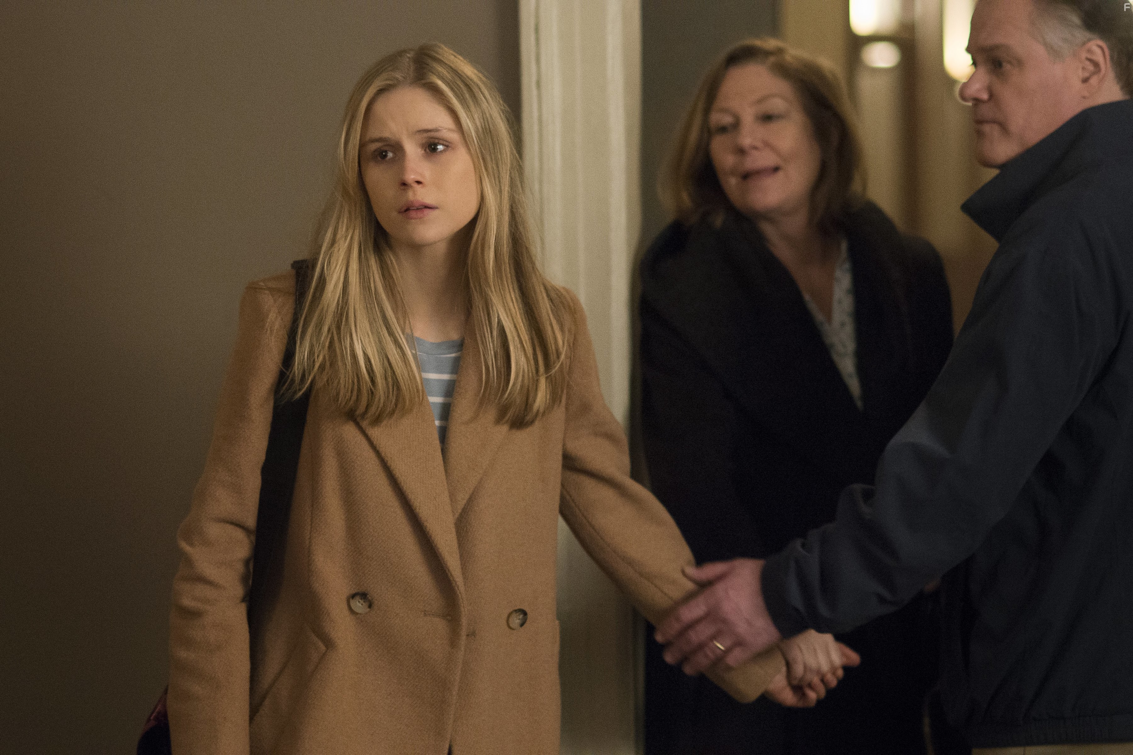 Ian Blackman, Deborah Hedwall, and Erin Moriarty in Джессика Джонс (2015)