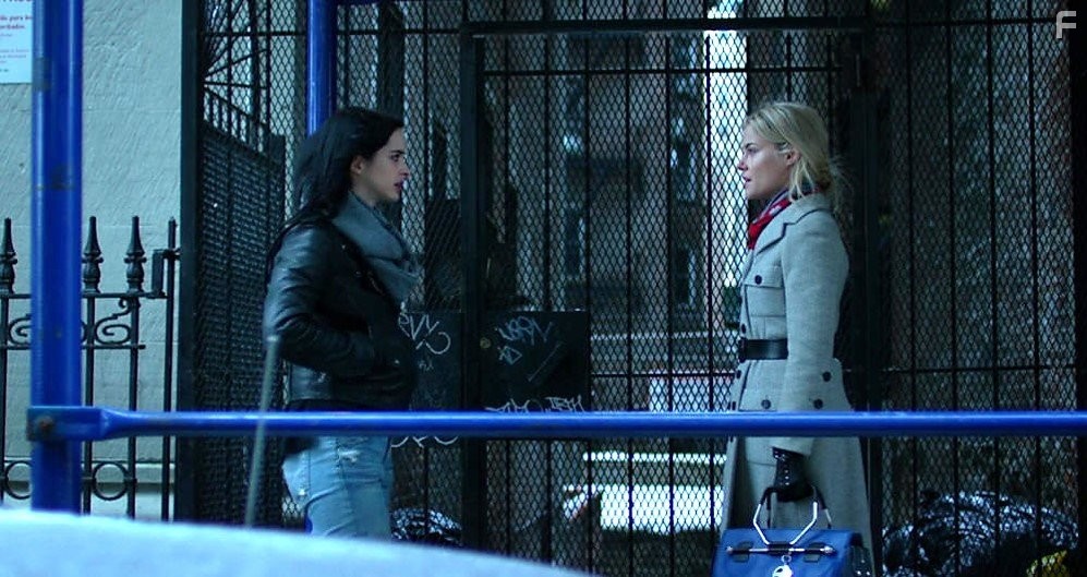 Krysten Ritter and Rachael Taylor in Джессика Джонс (2015)