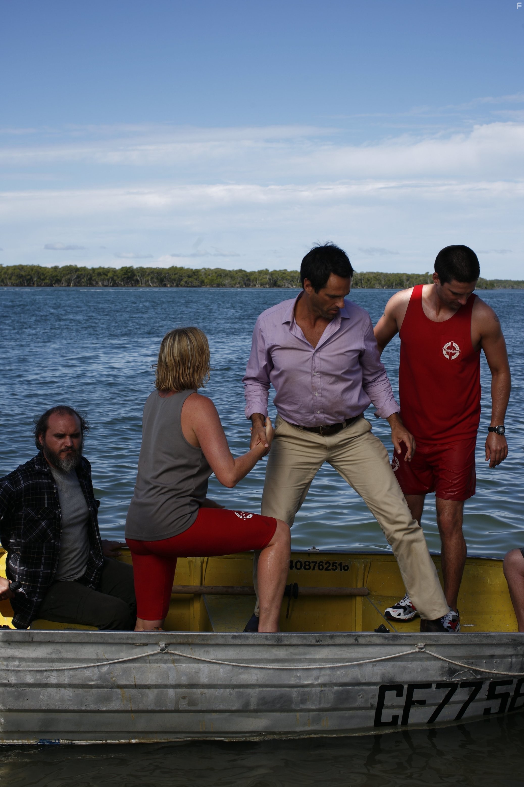 Renee Bowen, Warren Christie, and Jeff Gannon in Акулы Малибу (2009)