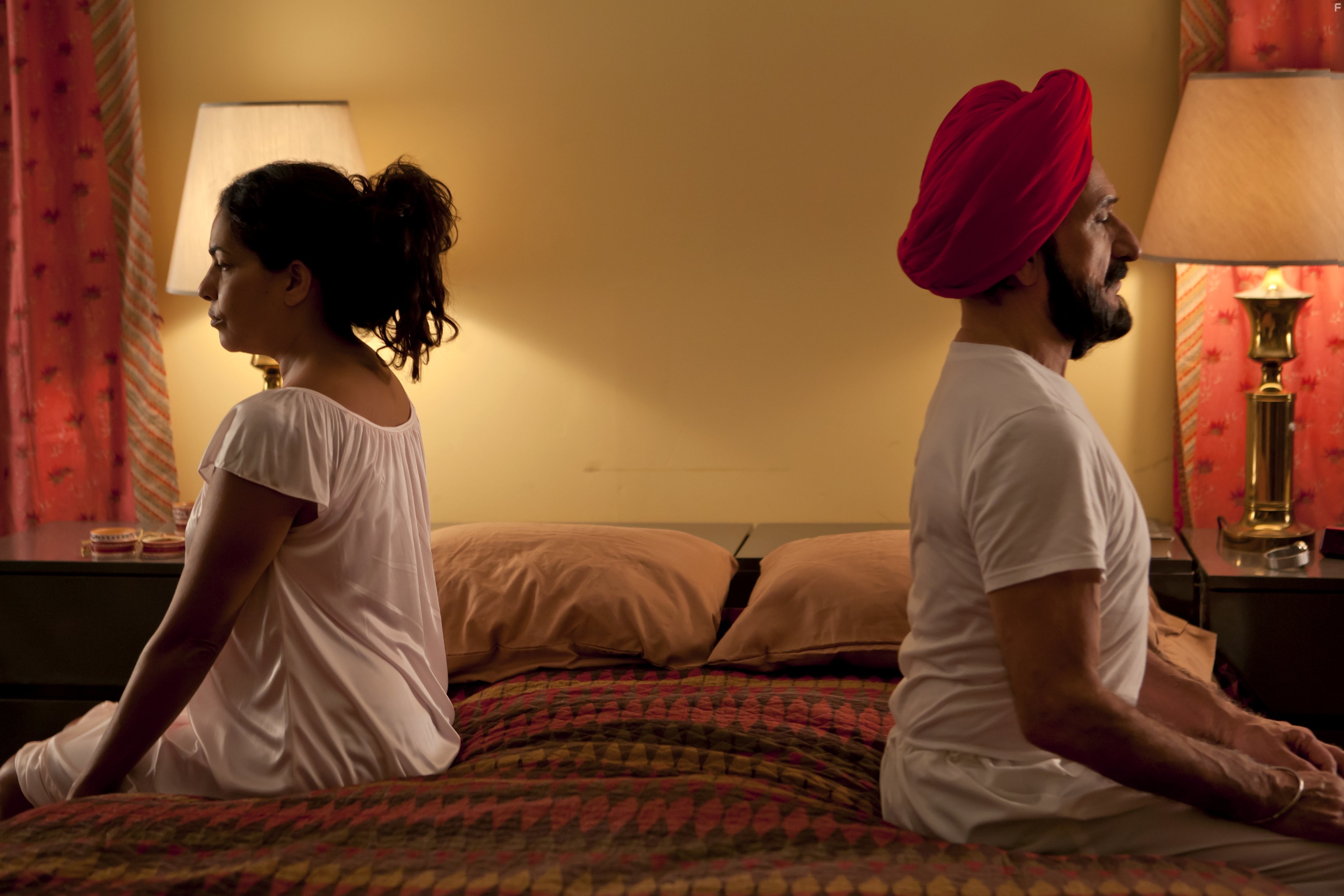 Ben Kingsley and Sarita Choudhury in Уроки вождения (2014)