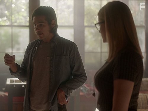 Olivia Taylor Dudley and Jason Ralph in Волшебники (2015)