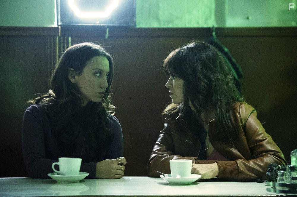 Amy Pietz and Stella Maeve in Волшебники (2015)