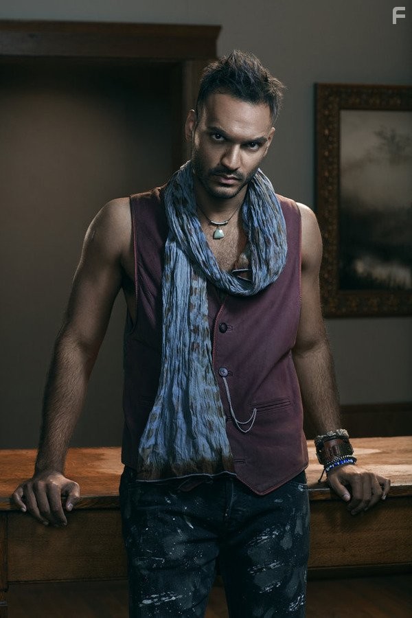 Arjun Gupta in Волшебники (2015)