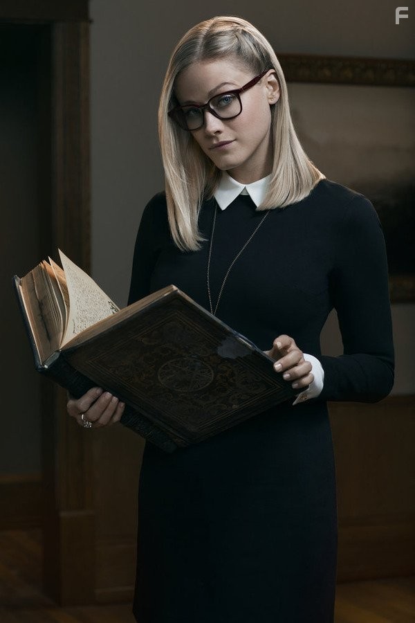Olivia Taylor Dudley in Волшебники (2015)