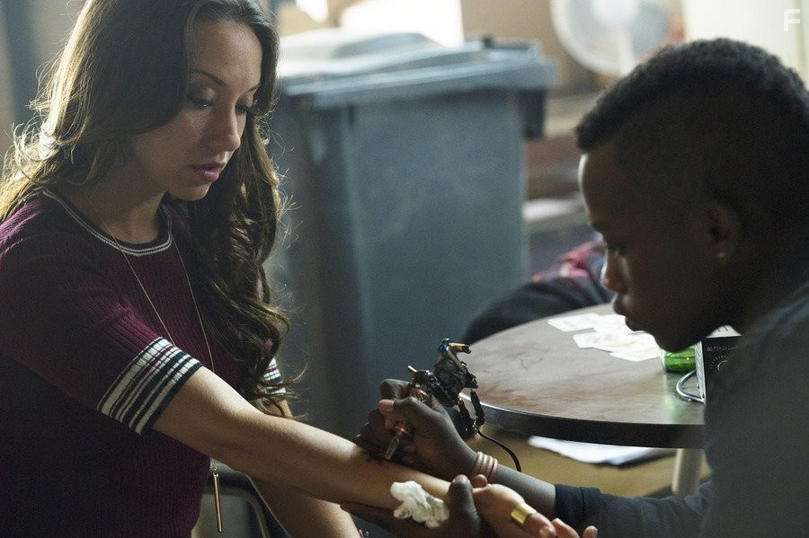 Stella Maeve and Trezzo Mahoro in Волшебники (2015)