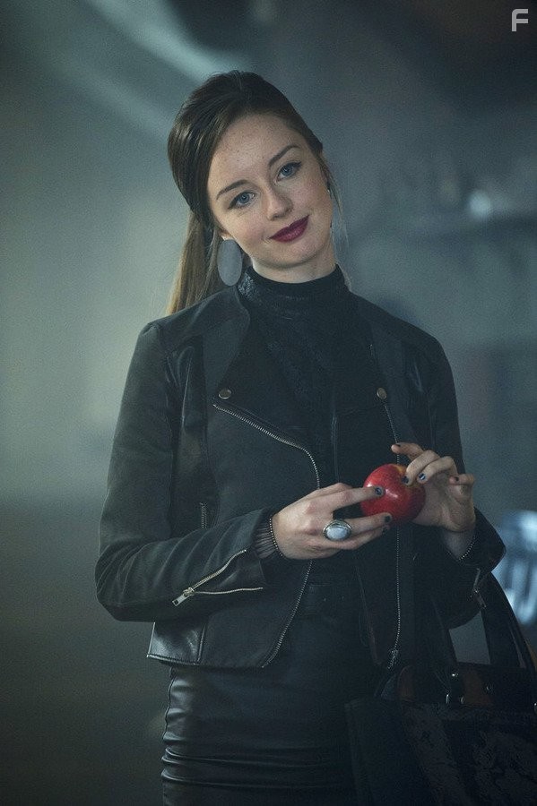 Kacey Rohl in Волшебники (2015)