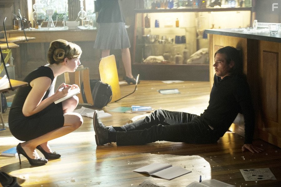 Anne Dudek and Jason Ralph in Волшебники (2015)