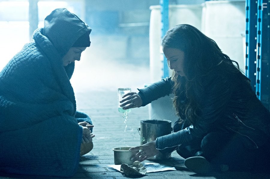 Stella Maeve and Kacey Rohl in Волшебники (2015)