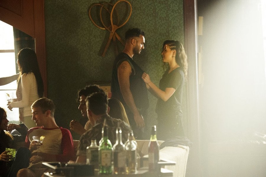 Jade Tailor and Arjun Gupta in Волшебники (2015)