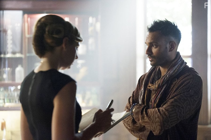 Anne Dudek and Arjun Gupta in Волшебники (2015)