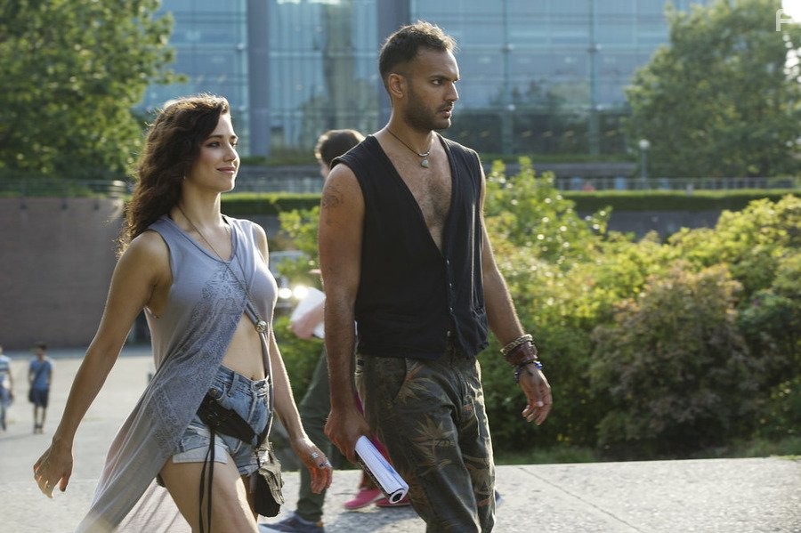 Jade Tailor and Arjun Gupta in Волшебники (2015)