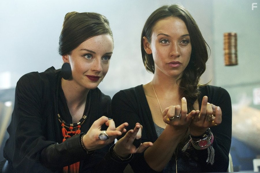 Stella Maeve and Kacey Rohl in Волшебники (2015)