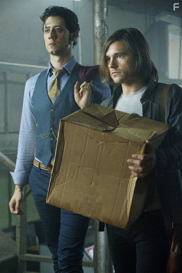Hale Appleman and Jason Ralph in Волшебники (2015)