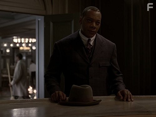 Erik LaRay Harvey in Подпольная империя (2010)