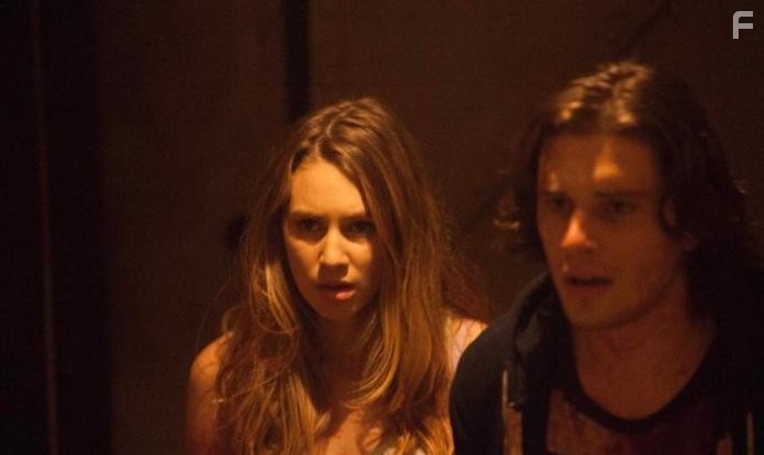 Dylan Penn and Ronen Rubinstein in Condemned (2015)