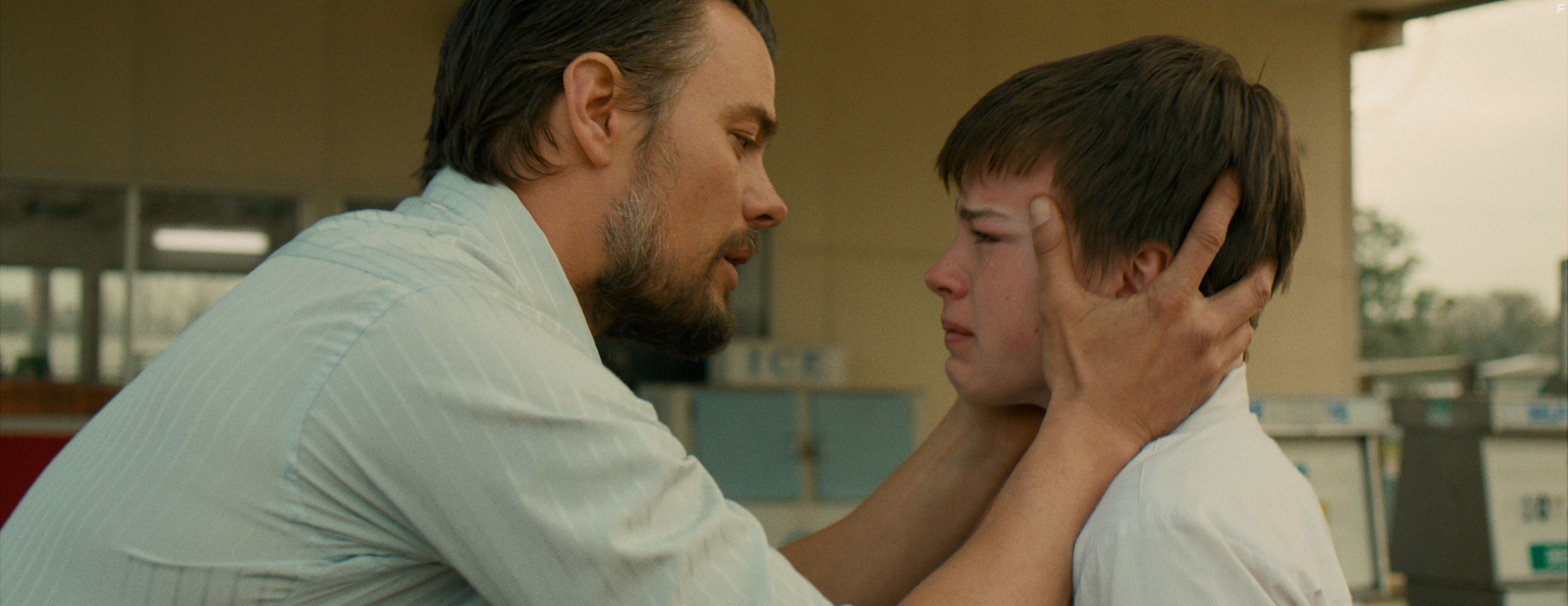 Josh Duhamel and Josh Wiggins in Потерявшиеся на солнце (2015)