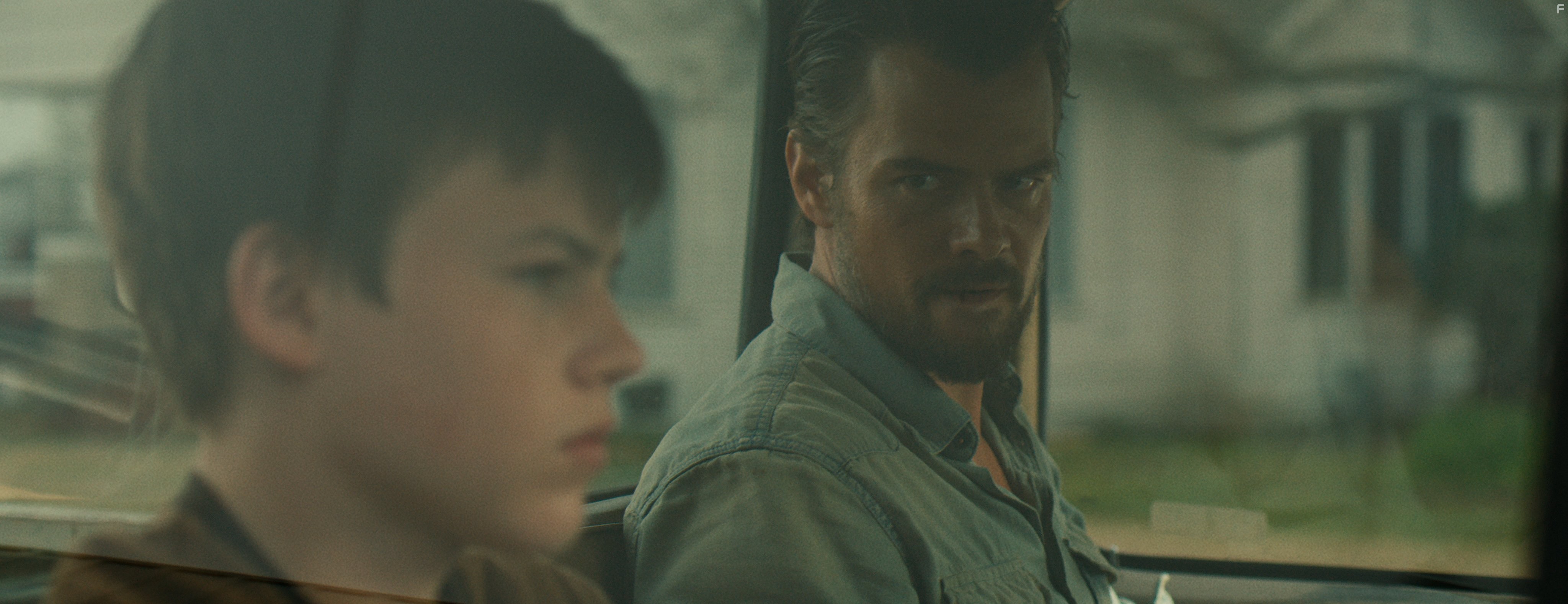 Josh Duhamel and Josh Wiggins in Потерявшиеся на солнце (2015)