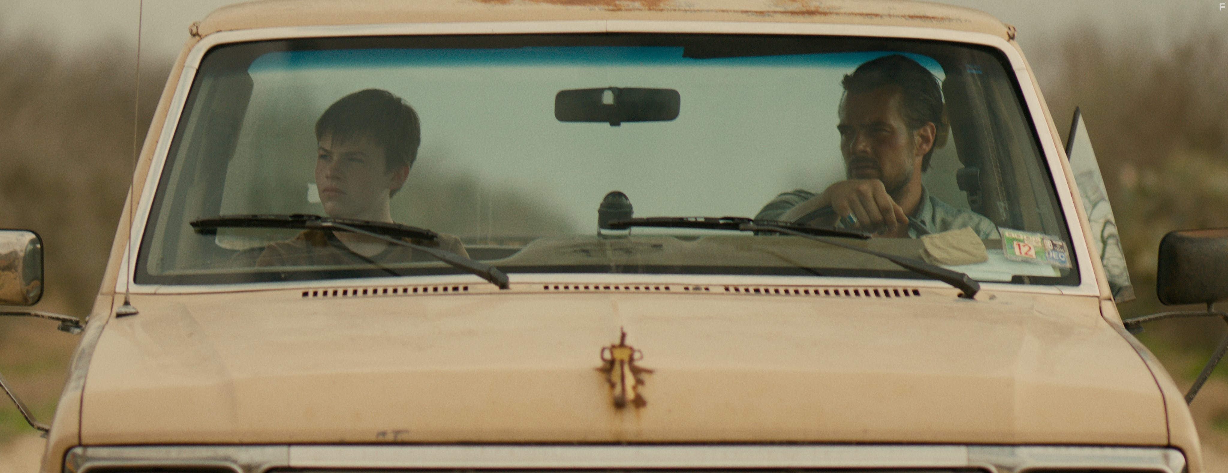 Josh Duhamel and Josh Wiggins in Потерявшиеся на солнце (2015)