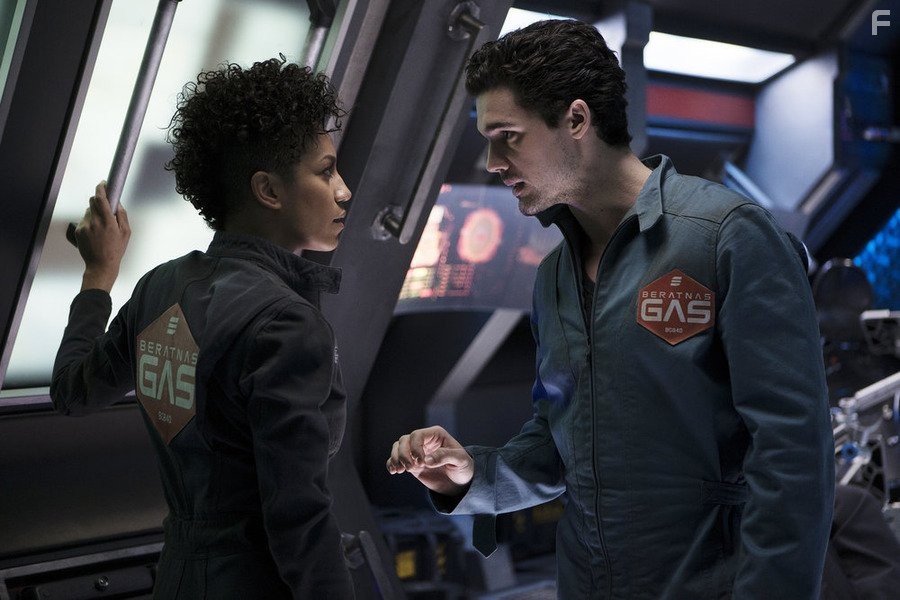 Steven Strait and Dominique Tipper in Пространство (2015)