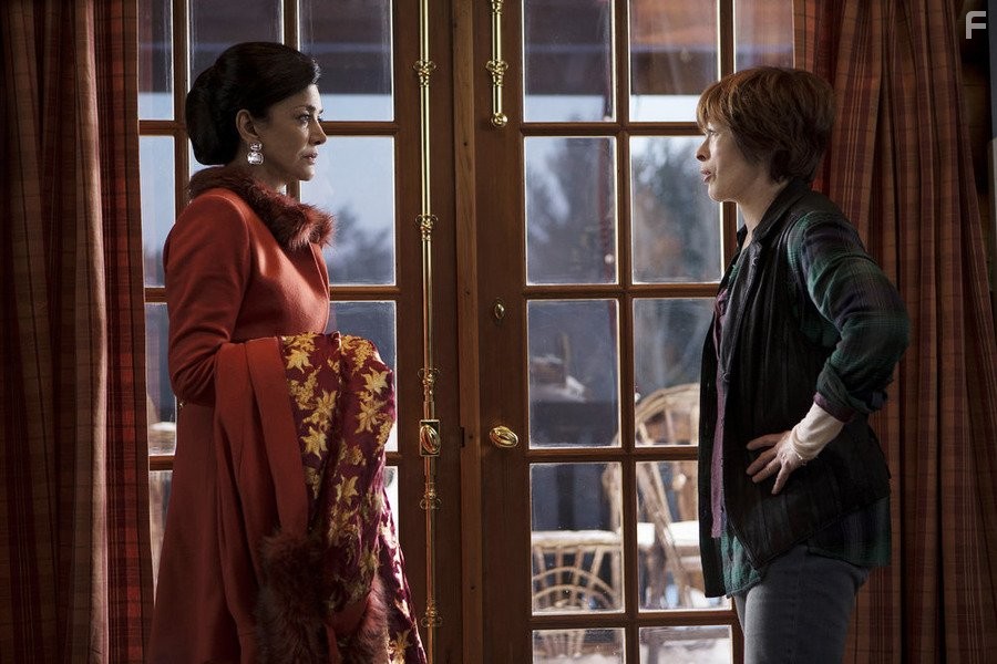 Frances Fisher and Shohreh Aghdashloo in Пространство (2015)