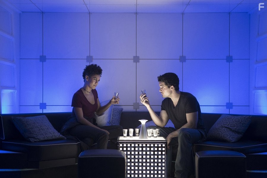 Steven Strait and Dominique Tipper in Пространство (2015)