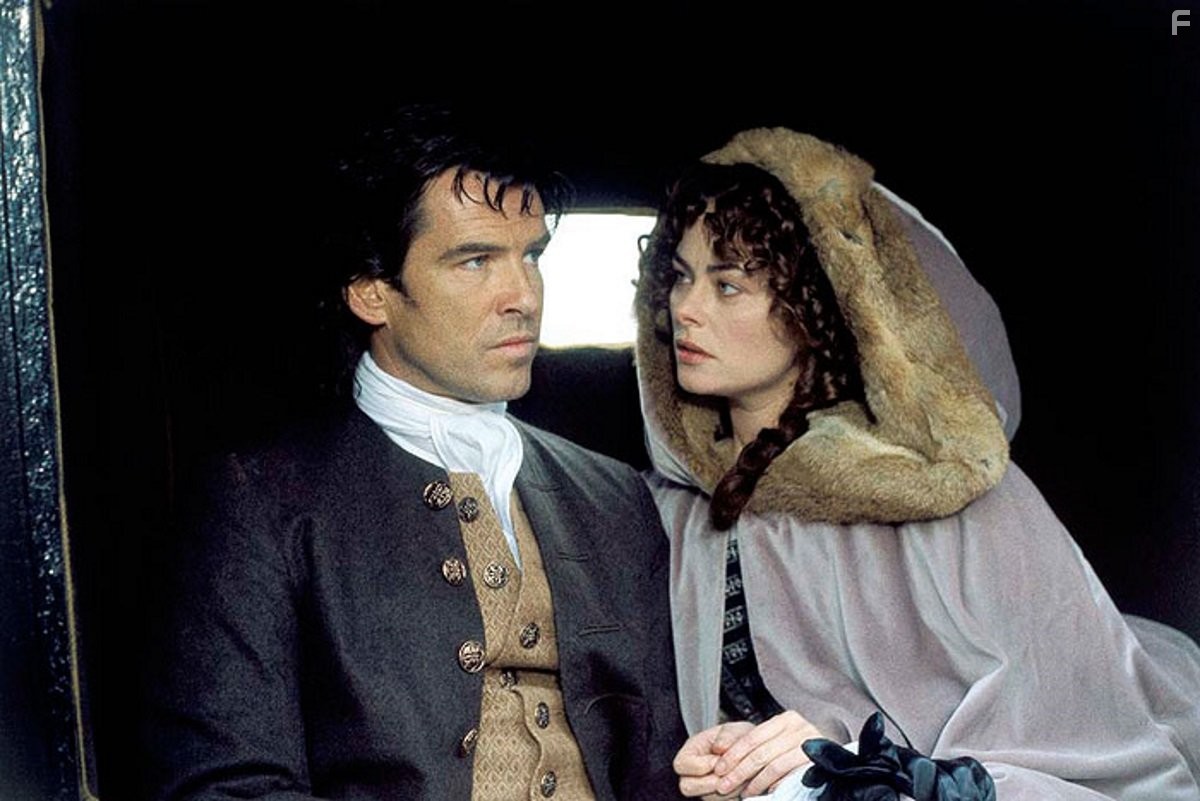 Pierce Brosnan and Polly Walker in Робинзон Крузо (1997)