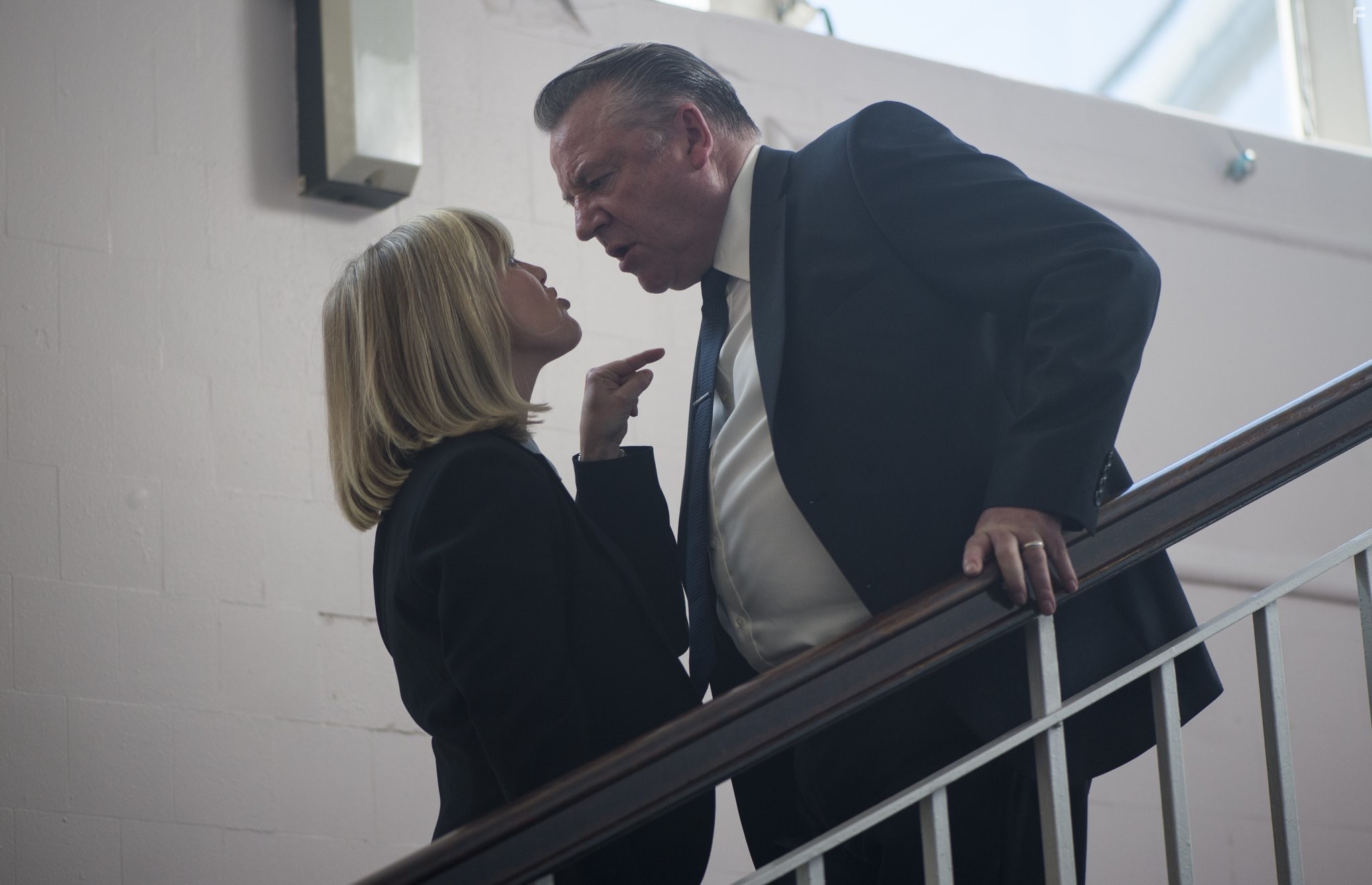 Ashley Jensen and Ray Winstone in Легенда о Барни Томсоне (2015)
