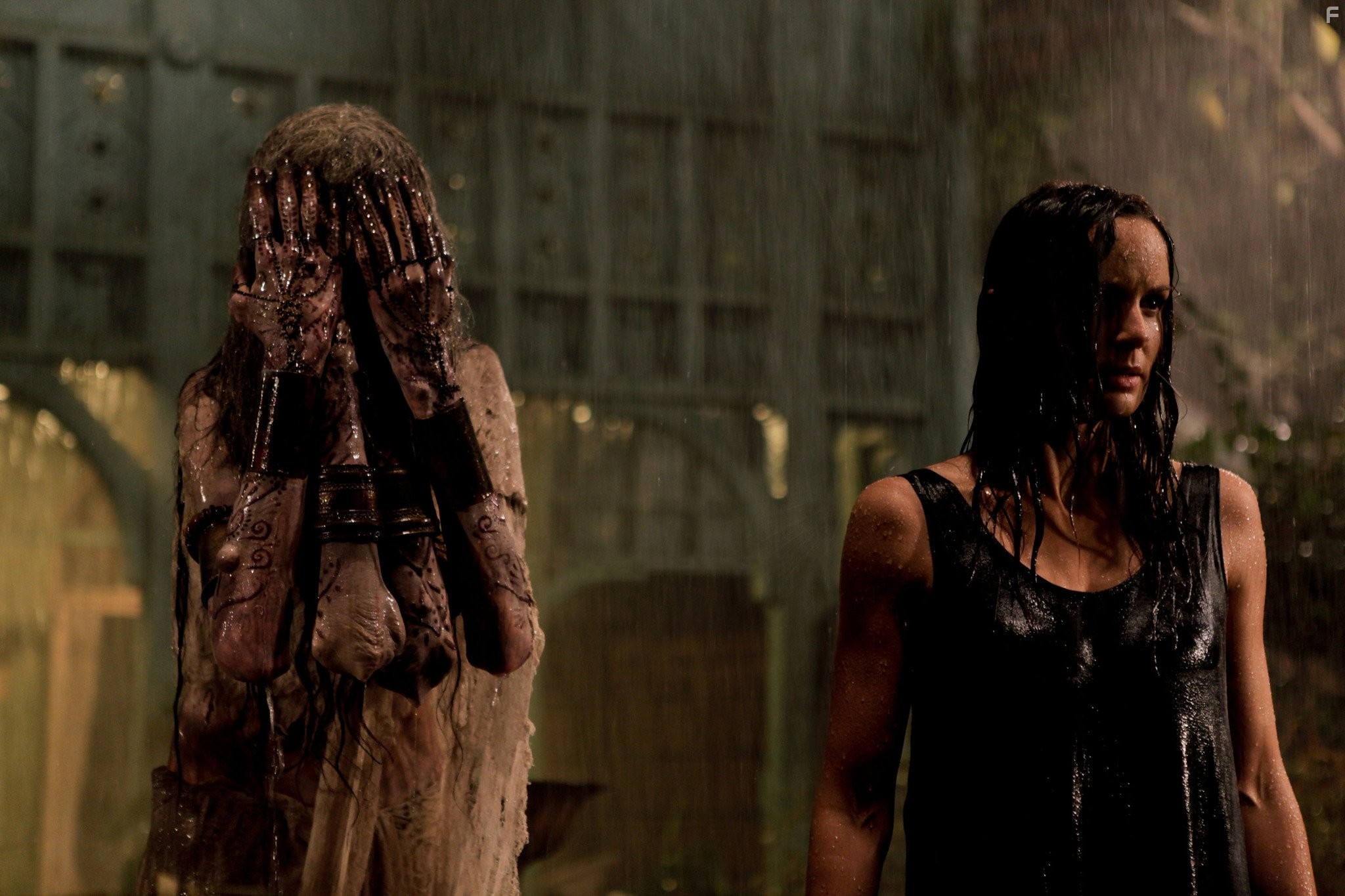 По ту сторону двери