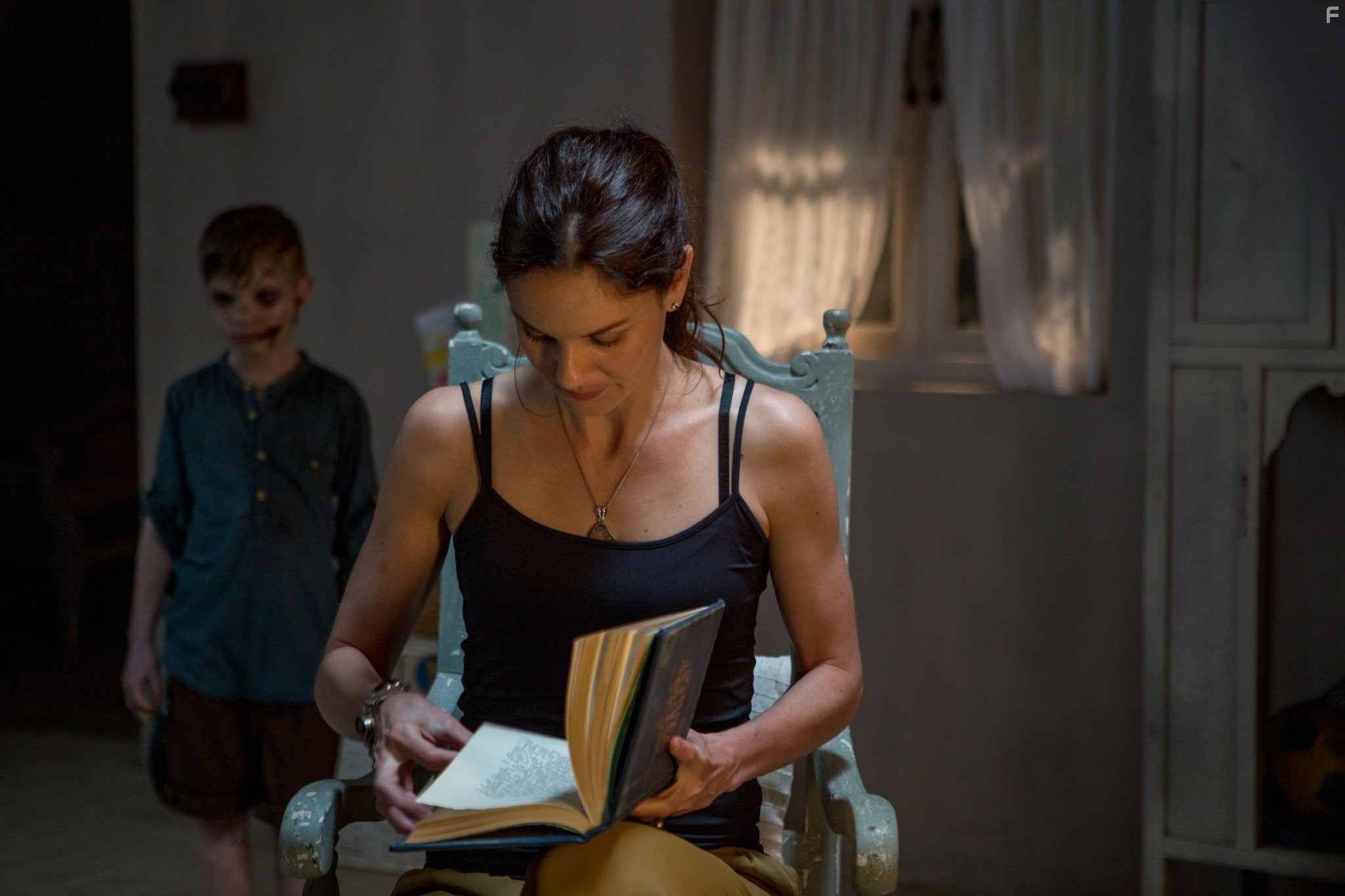 Sarah Wayne Callies and Logan Creran in По ту сторону двери (2016)