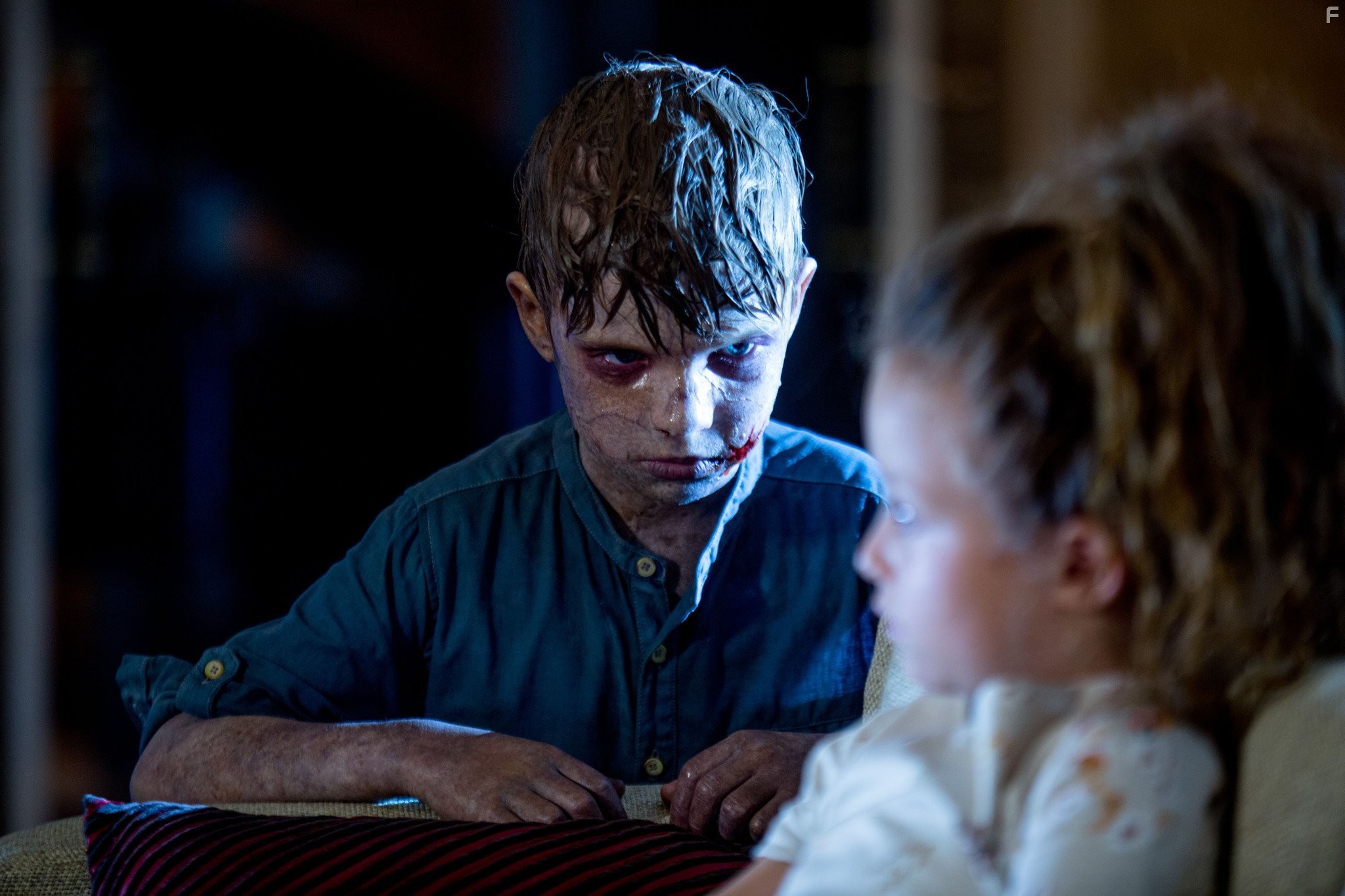 Sofia Rosinsky and Logan Creran in По ту сторону двери (2016)