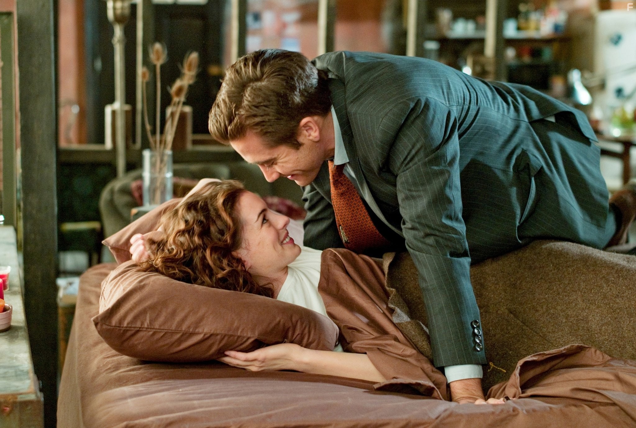 Anne Hathaway and Jake Gyllenhaal in Любовь и другие лекарства (2010)