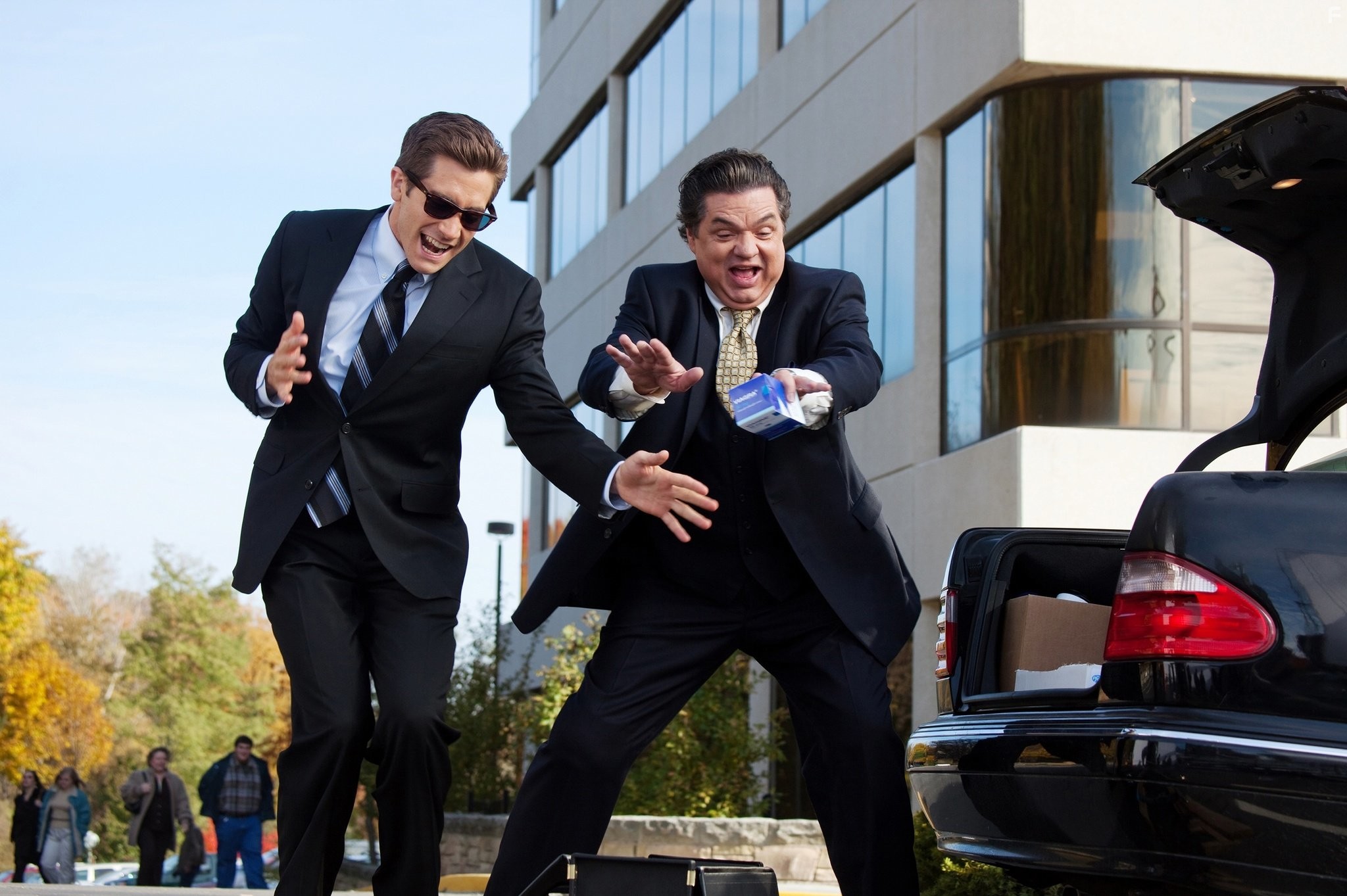 Oliver Platt and Jake Gyllenhaal in Любовь и другие лекарства (2010)