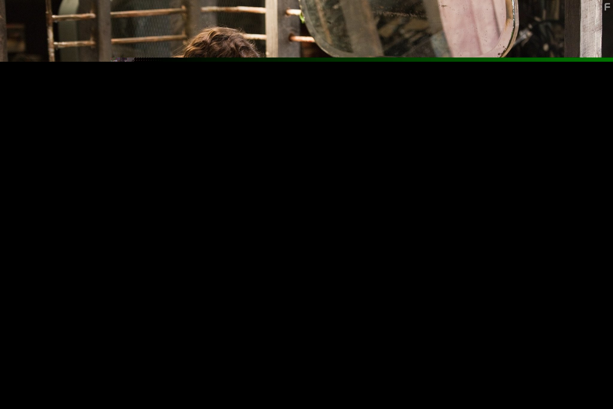 Anne Hathaway and Jake Gyllenhaal in Любовь и другие лекарства (2010)