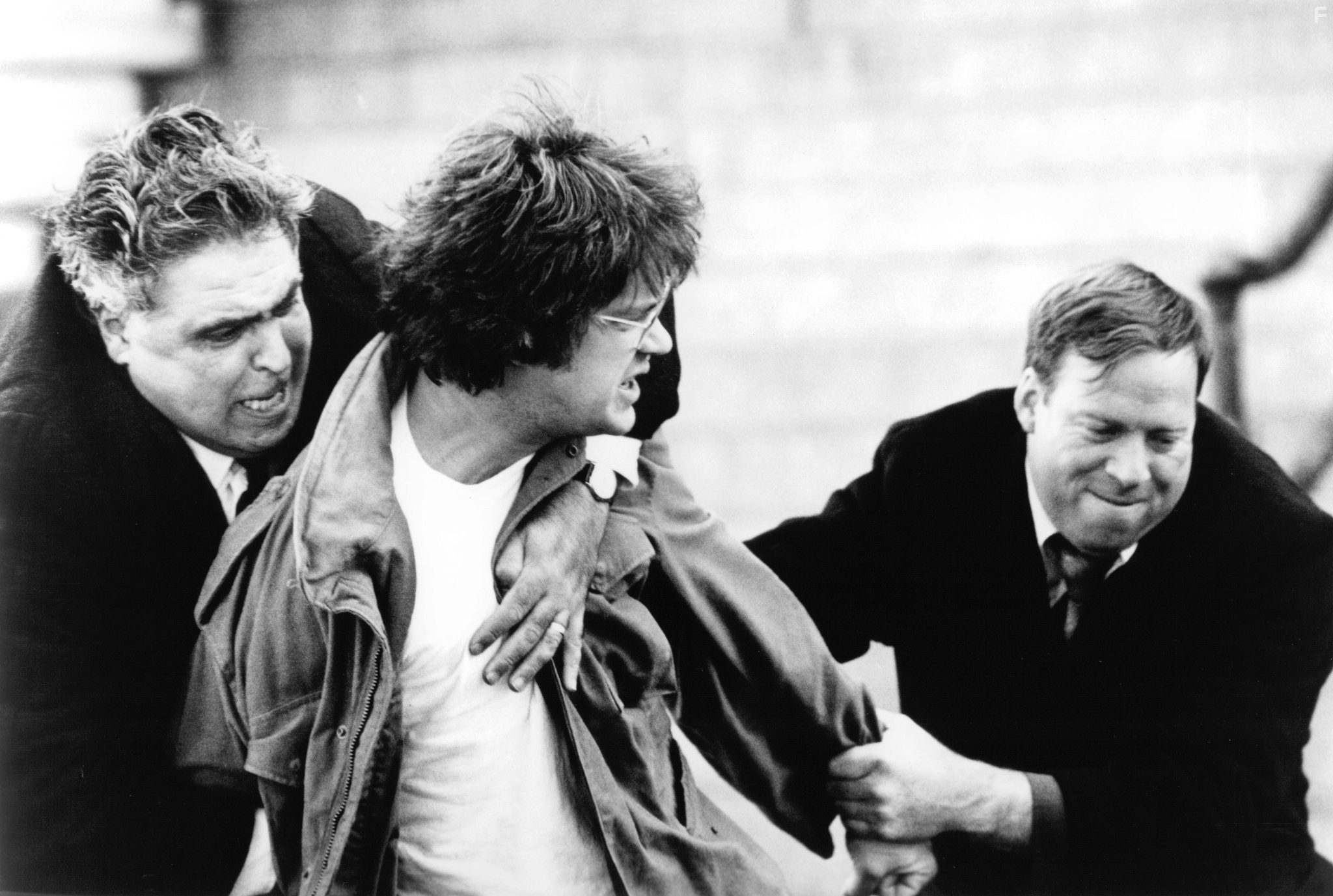 Tim Robbins, John Capodice, and John Patrick McLaughlin in Лестница Иакова (1990)