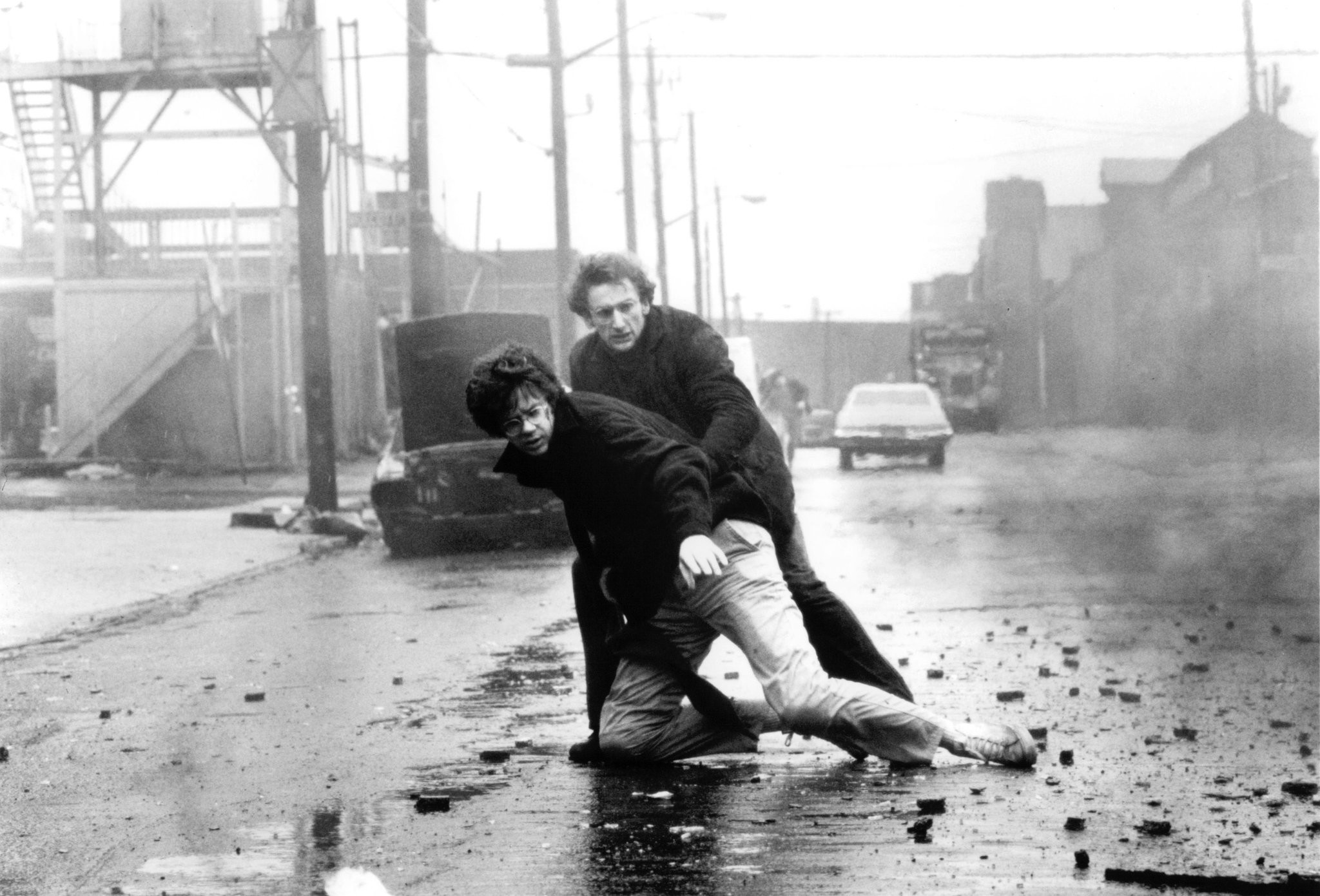 Tim Robbins and Matt Craven in Лестница Иакова (1990)