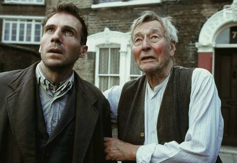 Ralph Fiennes and John Neville in Паук (2002)