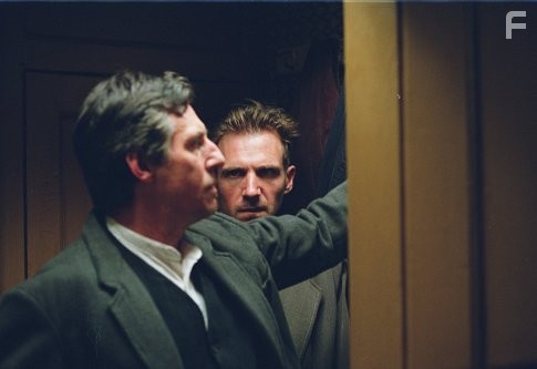 Ralph Fiennes and Gabriel Byrne in Паук (2002)