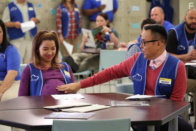 Nichole Bloom and Nico Santos in Супермаркет (2015)