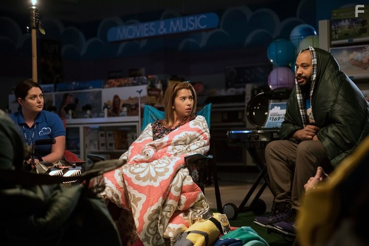 Colton Dunn, Lauren Ash, and Nichole Bloom in Супермаркет (2015)