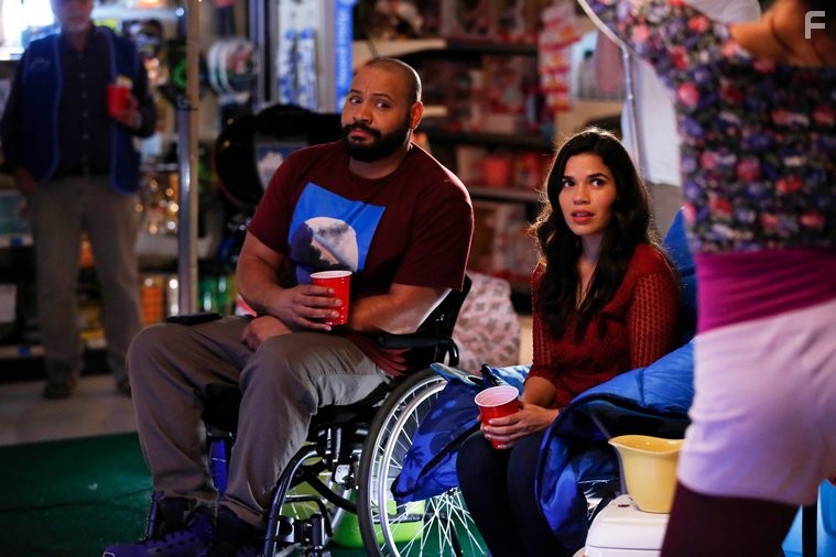 America Ferrera and Colton Dunn in Супермаркет (2015)