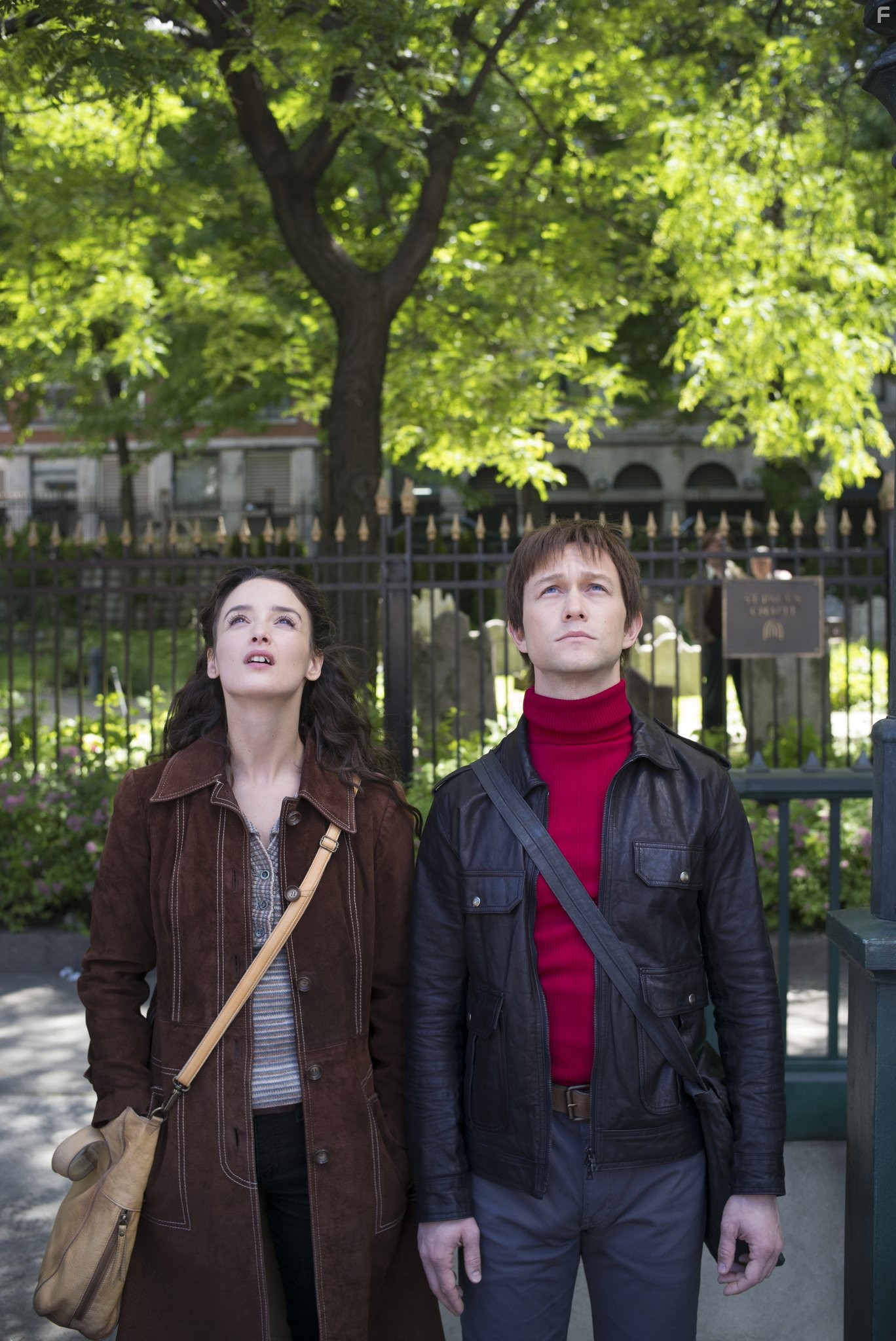 Joseph Gordon-Levitt, Joseph Gordon, and Charlotte Le Bon in Прогулка (2015)