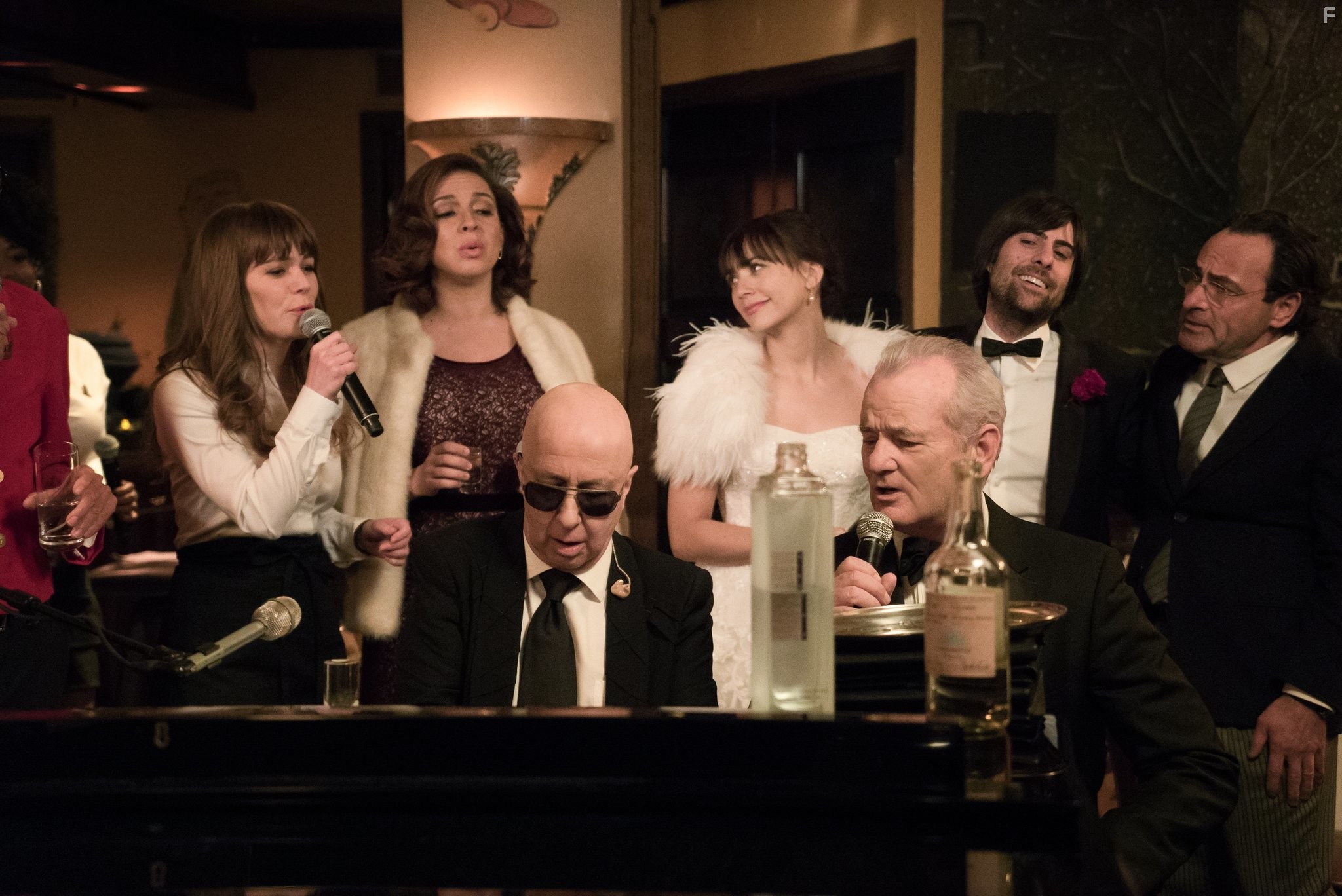 Bill Murray, Jason Schwartzman, Dimitri Dimitrov, Rashida Jones, Jenny Lewis, Maya Rudolph, and Paul Shaffer in Очень Мюрреевское Рождество (2015)