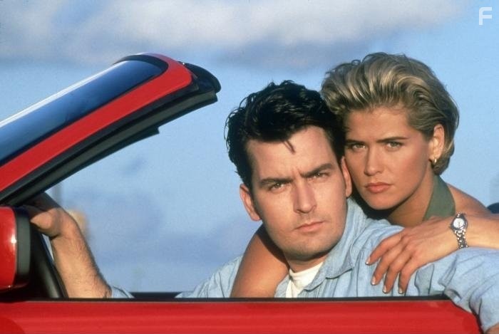 Charlie Sheen and Kristy Swanson in Погоня (1994)