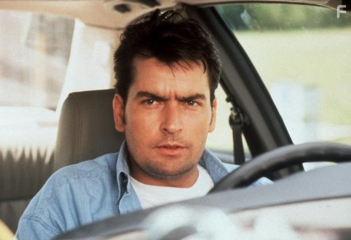 Charlie Sheen in Погоня (1994)