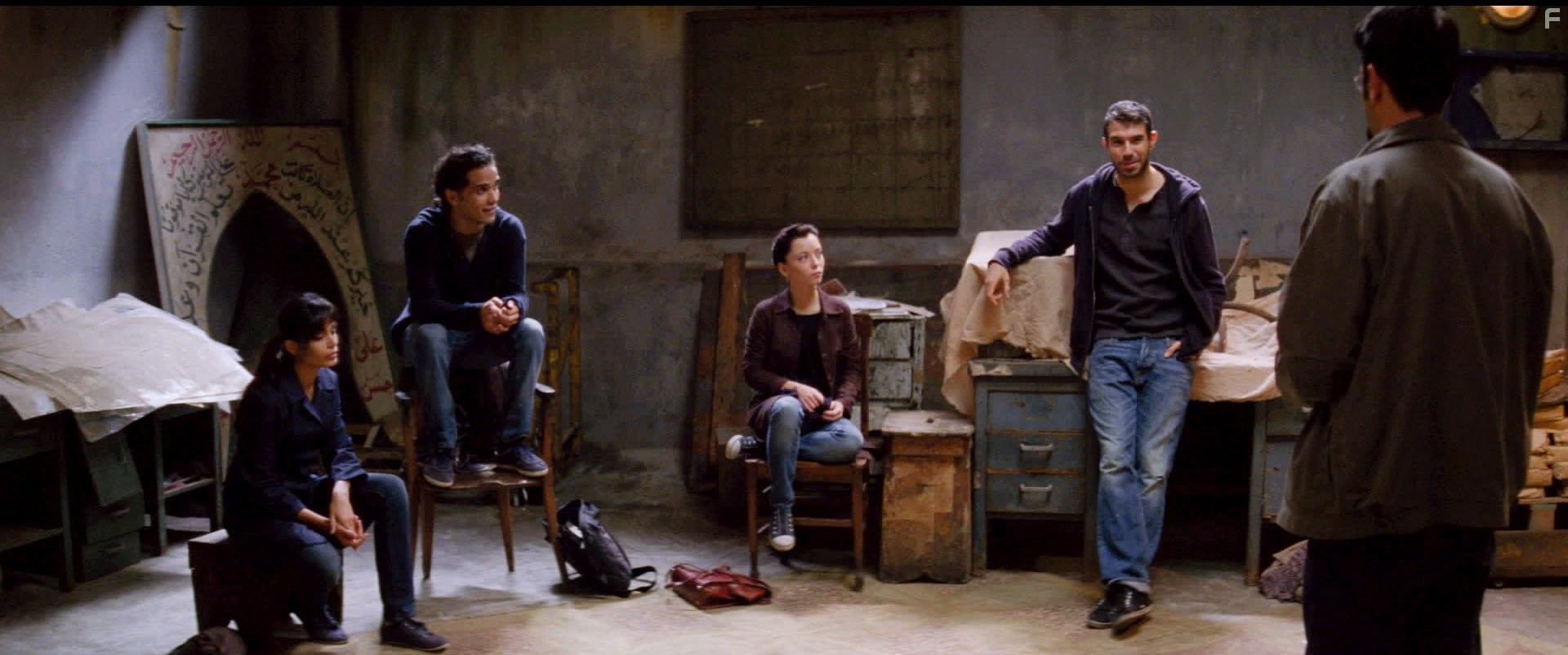 Tom Cullen and Marama Corlett in Танцующий в пустыне (2014)