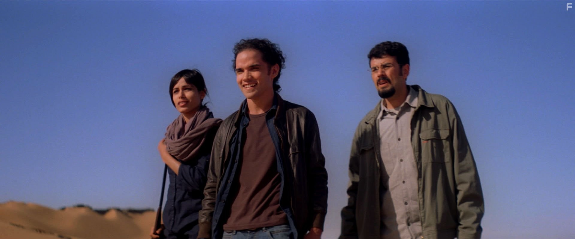 Reece Ritchie and Bamshad Abedi-Amin in Танцующий в пустыне (2014)